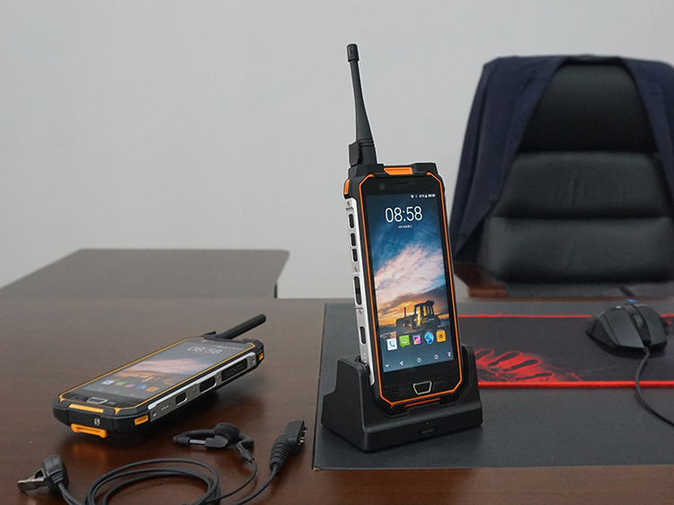 SKU尚酷集团：AORO遨游 LTE5专网终端，定制激光扫描头+915MHZ超高频RFID的1.4G/1.8G专网智能终端工业手机
